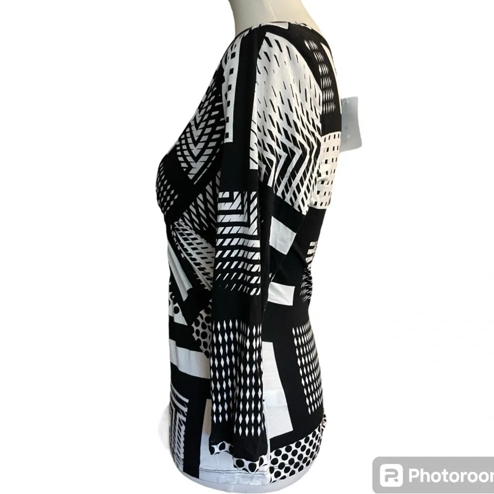 Geometric print Black and White Top NWT - Picture 4 of 11